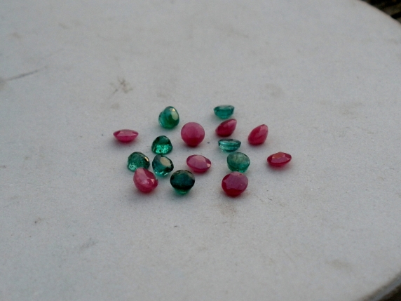 Emerald and ruby round gem mix