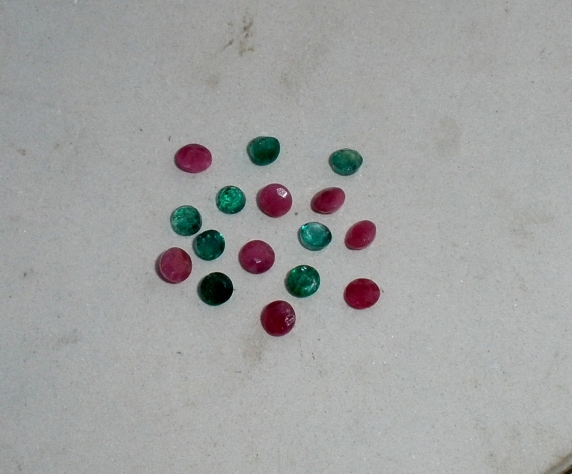 Emerald and ruby round gem mix