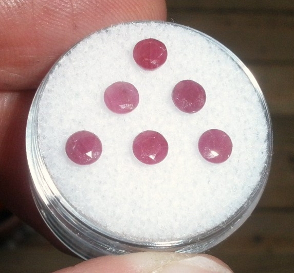 6  Ruby round loose gems 4.0mm each