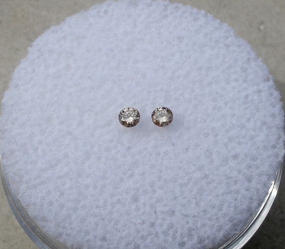 Champagne diamond round pair 2mm each