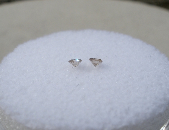 Champagne diamond round pair 2mm each