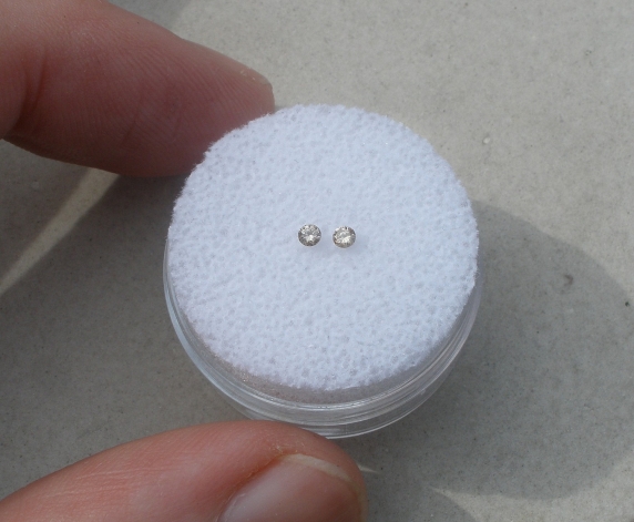 Champagne diamond round pair 2mm each