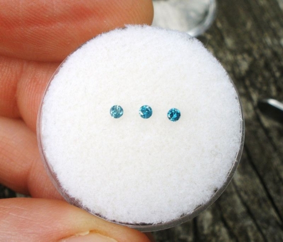 3 Blue Diamond Rounds 1.5mm each