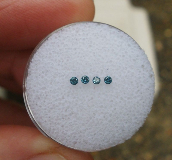4 Blue diamond loose rounds 1.7mm each