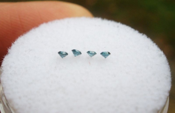 4 Blue diamond loose rounds 1.7mm each