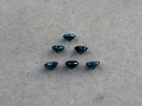 6 Blue diamond loose rounds 2.5mm each