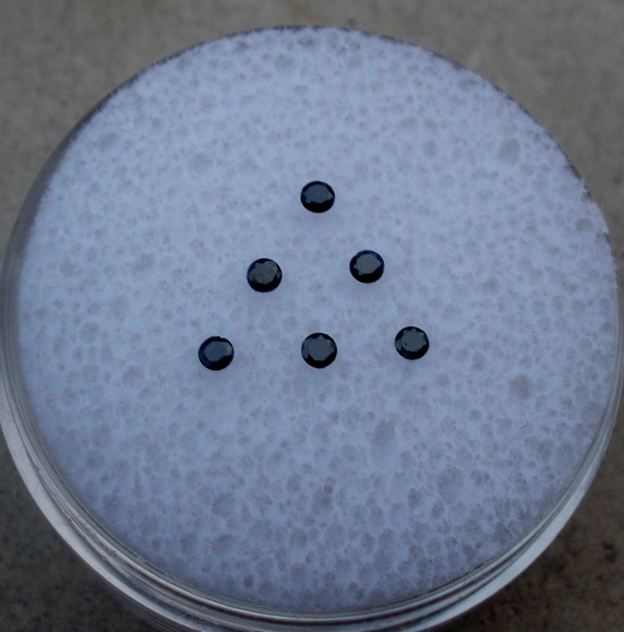 6 Black diamond loose rounds 1.5mm each