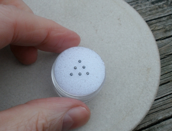 6 Black diamond loose rounds 1.5mm each