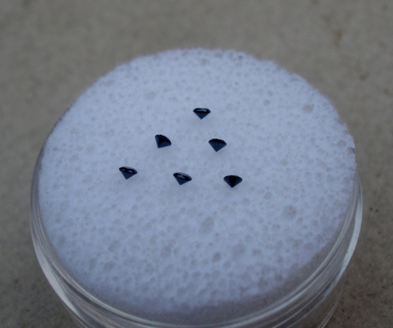 6 Black diamond loose rounds 1.5mm each