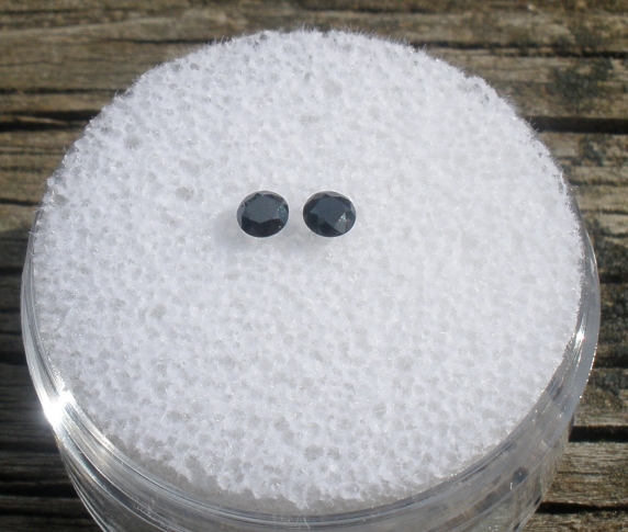 Black diamond round pair 2.5mm each