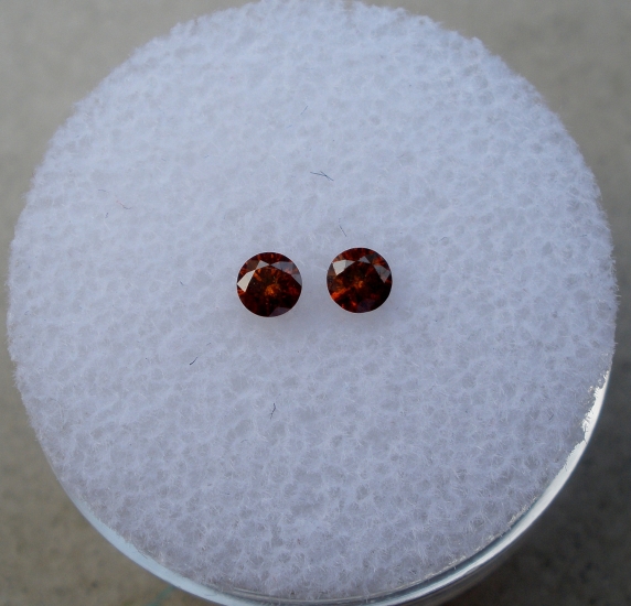 2 Cognac Red round diamonds 3mm each