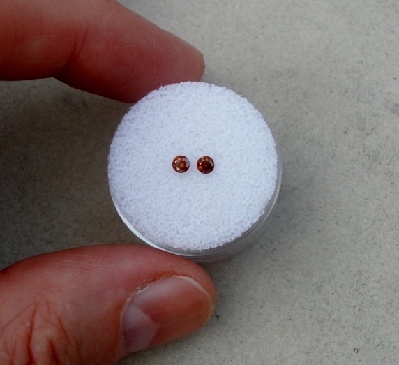 2 Cognac Red round diamonds 3mm each