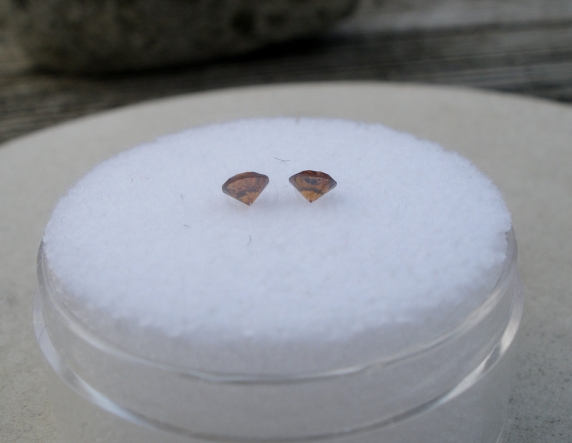 2 Cognac Red round diamonds 3mm each