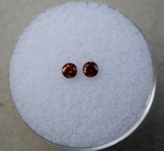 2 Cognac Red round diamonds 3mm each