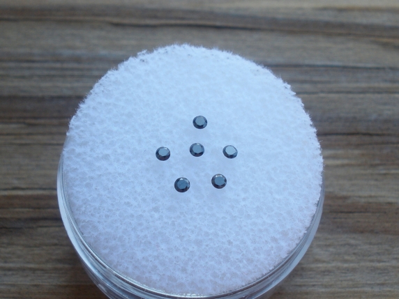 6 Black diamond loose rounds 1.5mm each