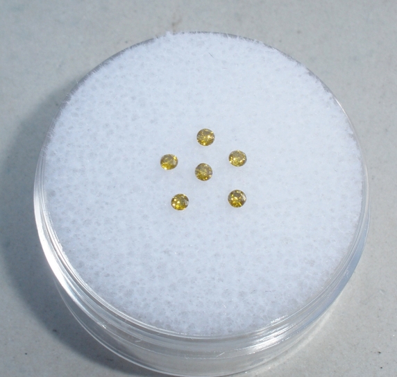 6 Yellow diamond loose rounds 1.5mm each