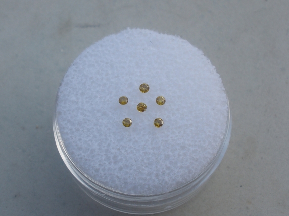 6 Yellow diamond loose rounds 1.5mm each