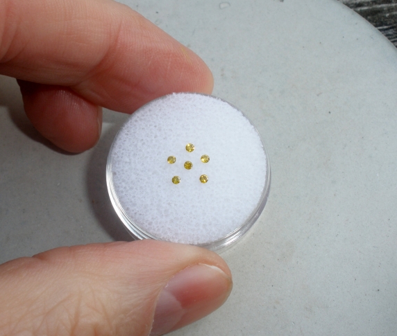 6 Yellow diamond loose rounds 1.5mm each