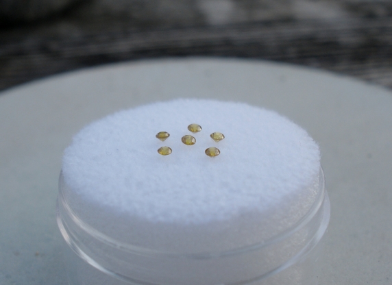 6 Yellow diamond loose rounds 1.5mm each
