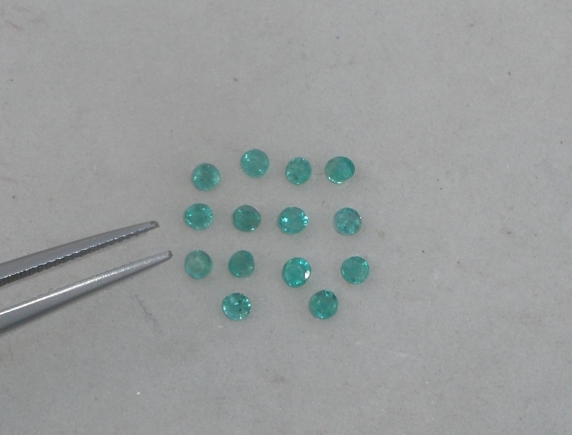 Over 1 carat Colombian emerald round gem parcel 2.5mm each