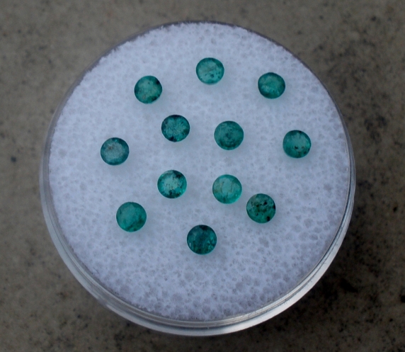 12 Colombian green emerald round loose gems 2.5mm each