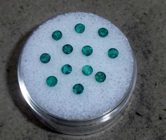 12 Colombian green emerald round loose gems 2.5mm each