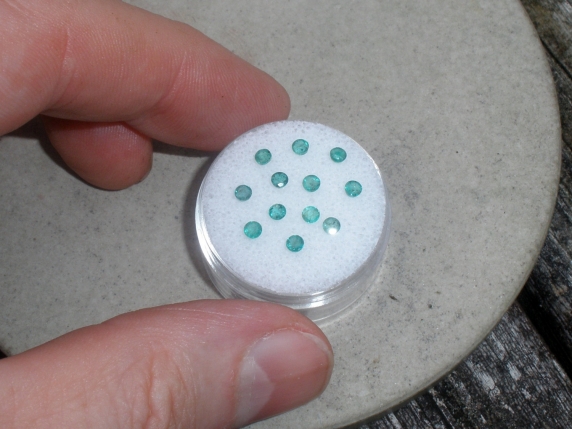 12 Colombian green emerald round loose gems 2.5mm each