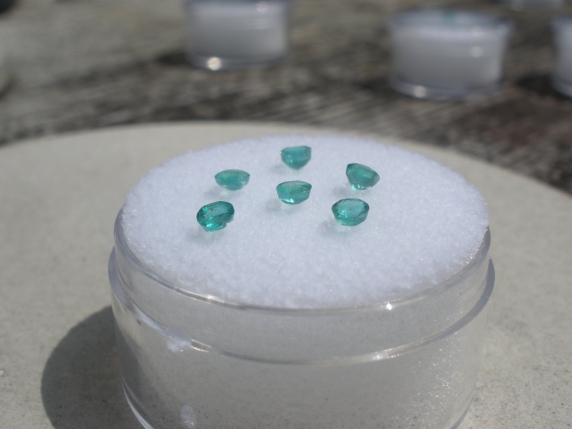 6 round natural colombian green emerald gems 2.5mm each