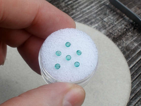6 round natural colombian green emerald gems 2.5mm each