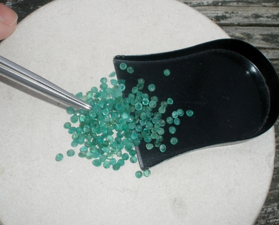 1/2 carat green emerald round loose gems 2.3 -2.5mm each