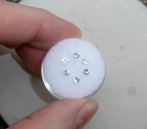 6 Tanzanite round gems 3mm each
