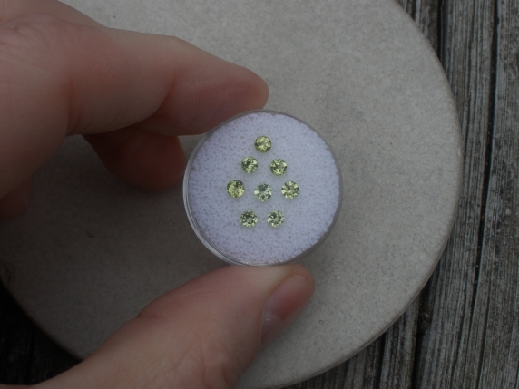 8 peridot round gems 3mm each