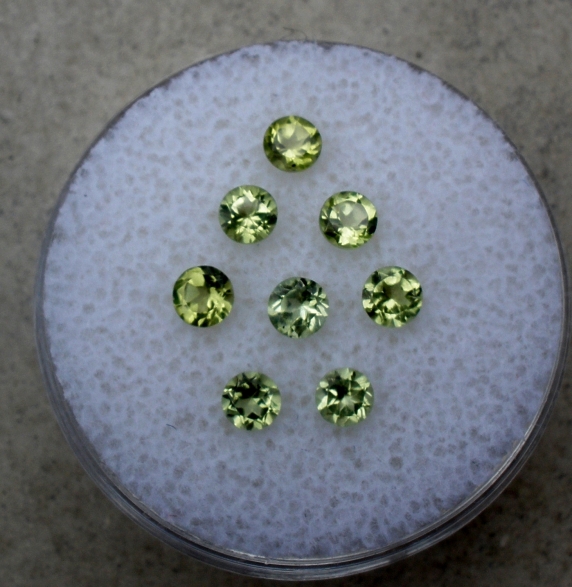 8 peridot round gems 3mm each
