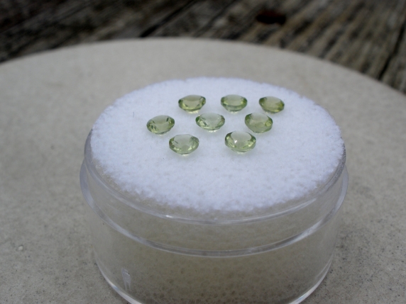 8 peridot round gems 3mm each