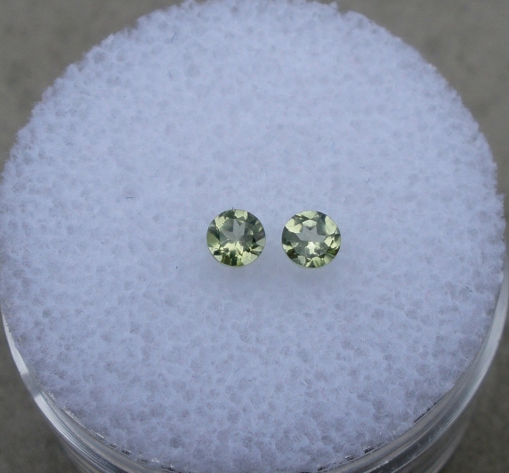 2 Peridot round loose gems 3mm each