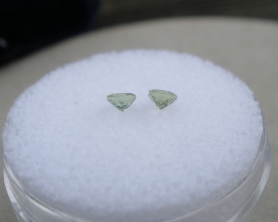 2 Peridot round loose gems 3mm each