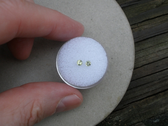 2 Peridot round loose gems 3mm each
