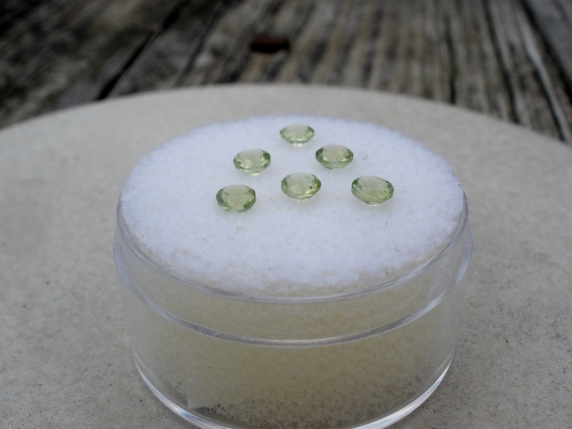 6 peridot round gems 3mm each
