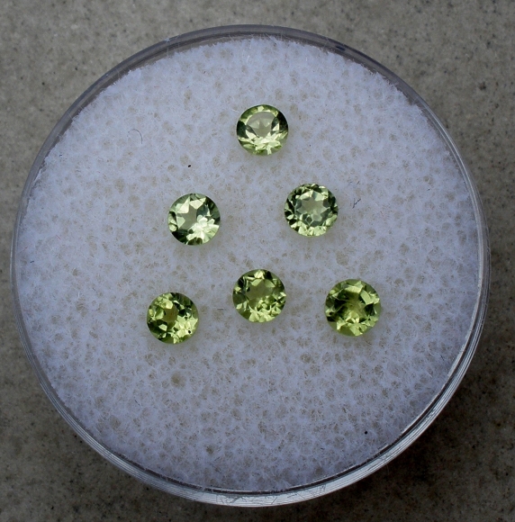 6 peridot round gems 3mm each
