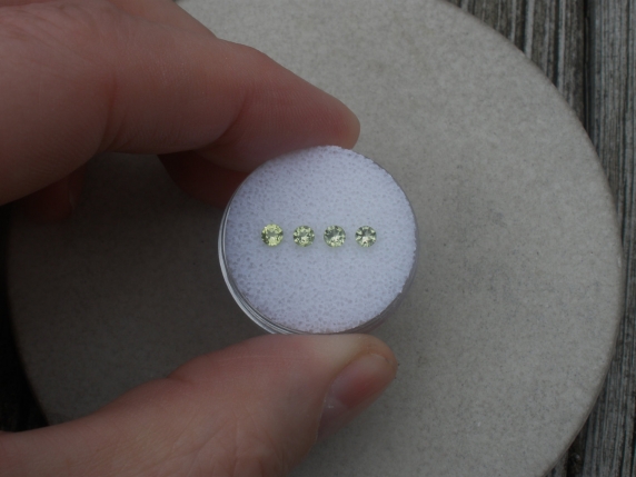 4 peridot round gems 3mm each