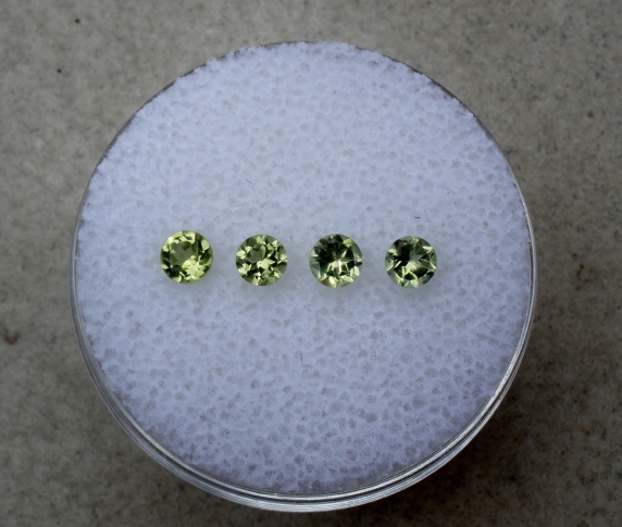 4 peridot round gems 3mm each