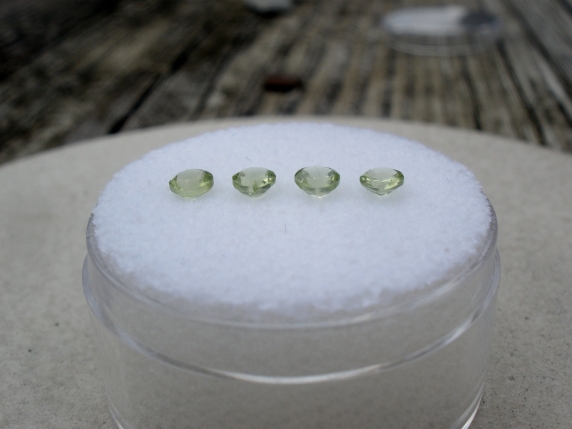 4 peridot round gems 3mm each