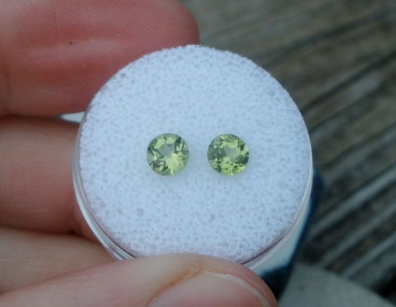 Peridot round gem pair 5mm each