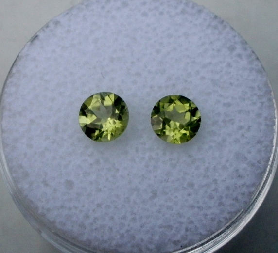 Peridot round gem pair 5mm each