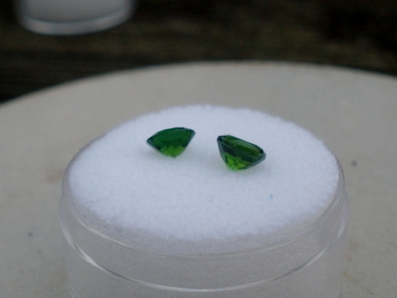 2 Chrome diopside loose round gems 5mm each
