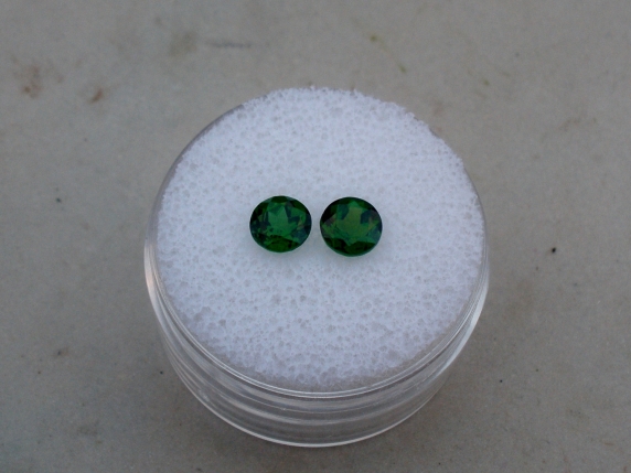 2 Chrome diopside loose round gems 5mm each