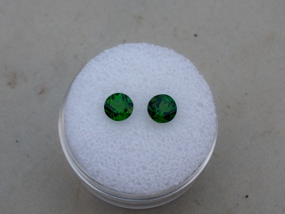2 Chrome diopside loose round gems 5mm each