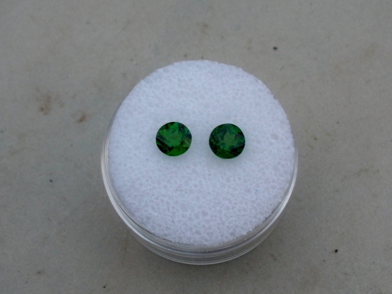2 Chrome diopside loose round gems 5mm each