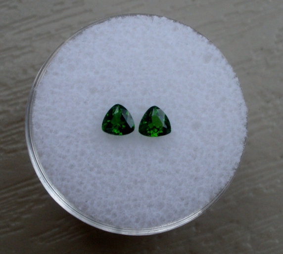 Green chrome diopside trillion pair 4mm