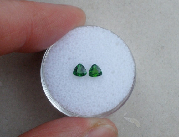 Green chrome diopside trillion pair 4mm